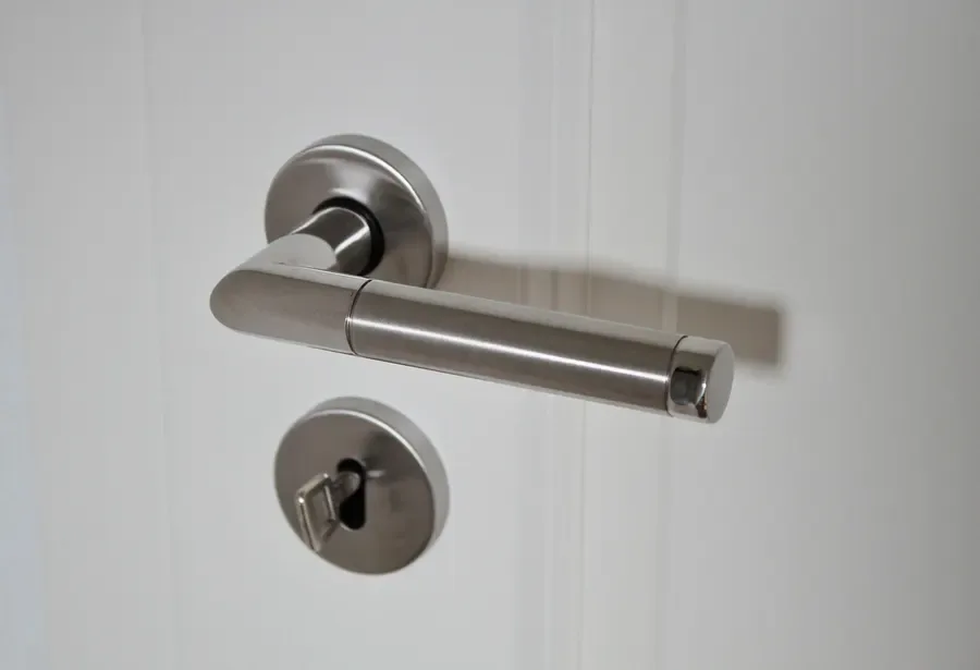 Lever door handle with a thumb turn – identifying types of door locks in the UK such as thumbturn euro cylinders, Locksmith Lancing guide for Lancing homes